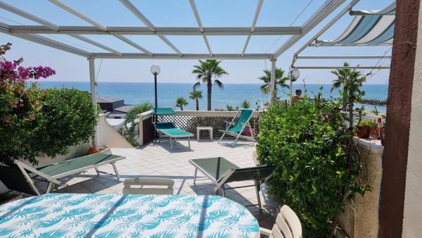 LA VILLA fronte SPIAGGIA BANDIERA BLU, Prenota Villa Cottage a Lazio, Cottage