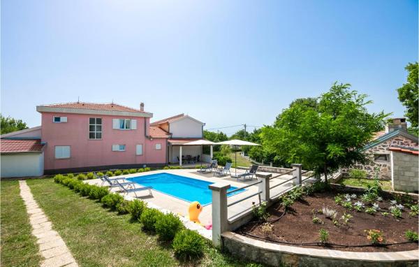 Awesome Home In Studenci With Jacuzzi, Buchen Sie Ferienhaus Hotels in Gespanschaft Split-Dalmatien mit Parkplatz, Parkplätze