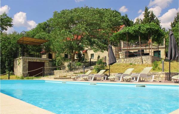 4 Bedroom Cozy Home In Otok, Book Vacation Home Otok Split-Dalmatia County