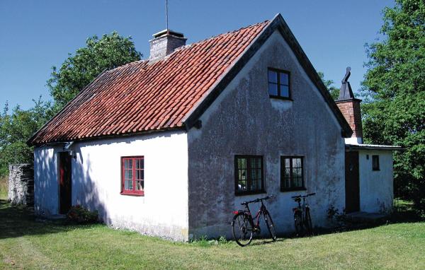2 Bedroom Nice Home In Fårösund, Prenota Casa vacanze Hotel a Gotaland con parcheggio, Parcheggio