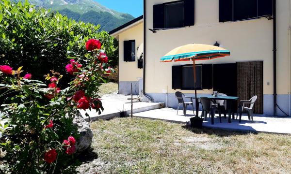 Casa ai piedi del monte Camicia, Reserva ahora Casa o chalet Castelli Abruzos
