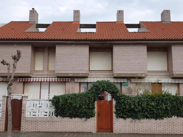 Adosado con Piscina y Jardín en Laredo a 100 mtrs de la playa, Buchen Sie Ferienhaus Hotels mit Pool in Kantabrien, Schwimmbad