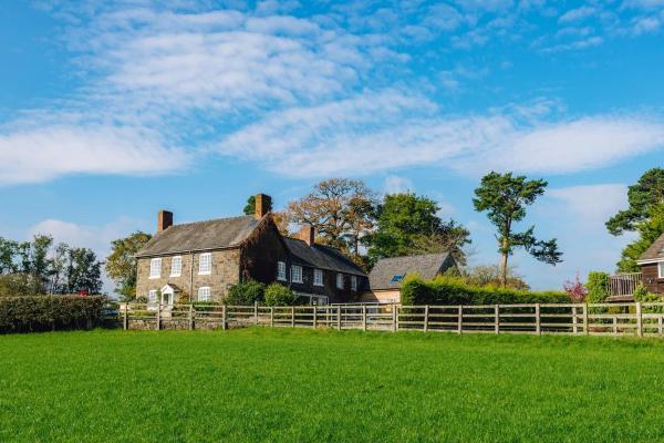Mid-Wales Farmhouse, swimming pool, tranquil countryside views, sleeps 14, Reserva ahora Casa o chalet Meifod Powys
