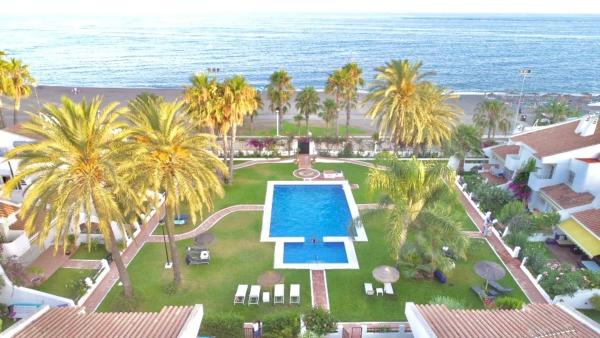 Beachfront oasis in Costa del Sol, Buchen Sie Ferienhaus Hotels mit Pool in Axarquía, Schwimmbad