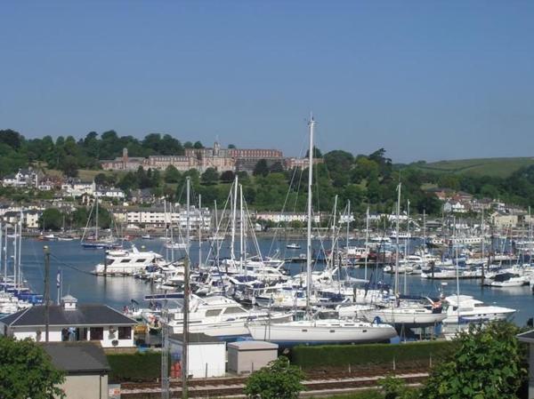 Shipwrights - Views across the Marina and River Dart, perfect bolthole, Prenota Casa vacanze Kingswear Devon