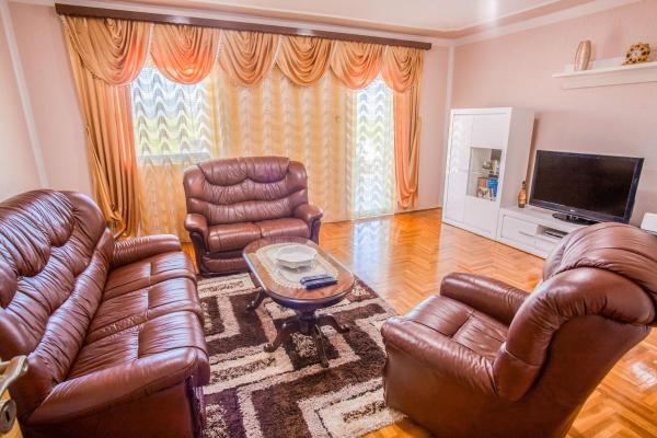 Luxury House Petrovic - Vranjina Skadar Lake, Buchen Sie Villa Ferienhäuser in Bar County, Cottage