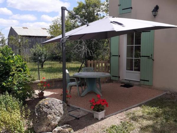 Charmant gîte rénové avec terrasse privative, jardin et parking - Animaux acceptés - FR-1-489-10, Réserver Maison de vacances Neuvy Auvergne