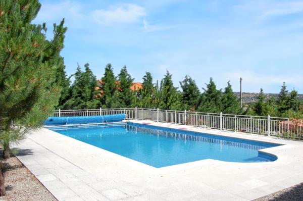 Spacious house with mountain view in Vila Fernando, Book Vacation Home Centro Hotels with a Pool, Swimming Pool