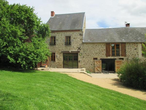 Grande maison en pierres avec jardin clos, proche des stations thermales et des Volcans dAuvergne - FR-1-489-198, Prenota Casa vacanze Hotel a Alvernia con parcheggio, Parcheggio