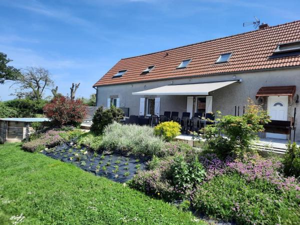 Longère rénovée avec piscine privée, Wi-Fi et climatisation - FR-1-489-201, Prenota Casa vacanze Hotel con piscina a Alvernia, Piscina