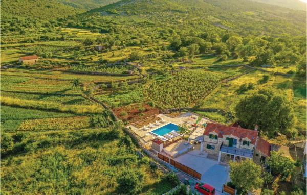Two-Bedroom Holiday Home In Ljubitovica, Buchen Sie Ferienhaus Hotels in Gespanschaft Split-Dalmatien mit Pool, Schwimmbad