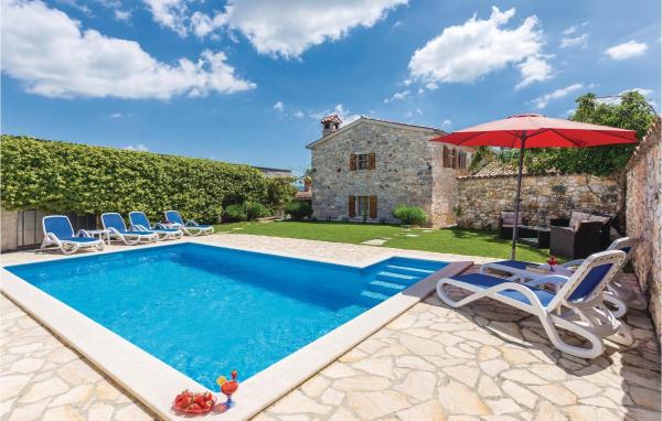 Three-Bedroom Holiday Home In Regulici, Reserva ahora Casa o chalet Hoteles en Istria central con piscina, Piscina