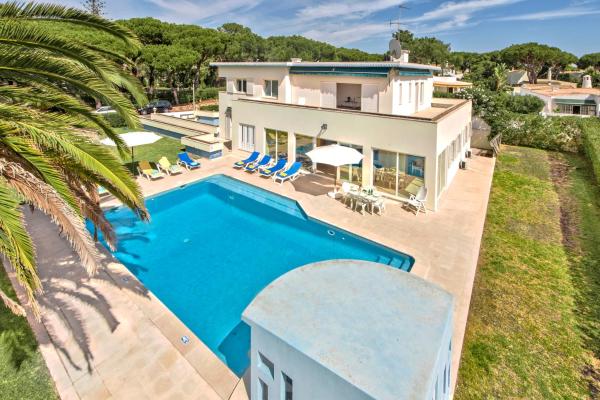 A charming, cosy atmosphere greets you at this impressive villa, located in, Reserva ahora Villa Hoteles con piscina en Algarve, Piscina