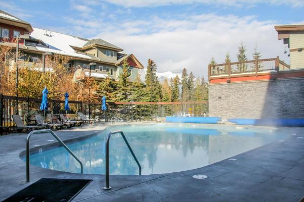 Fenwick Vacation Rentals Desirable 2 Bedroom Condo with Pool and Hottub, Prenota Residence Hotel con piscina a Canmore, Piscina