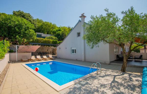 4 Bedroom Amazing Home In Glavina Donja, Buchen Sie Ferienhaus Hotels in Gespanschaft Split-Dalmatien mit Pool, Schwimmbad