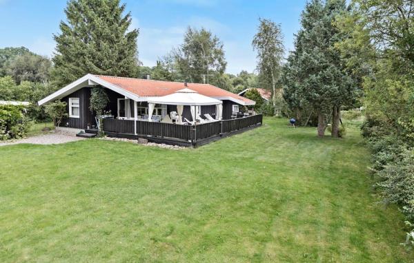 4 Bedroom Amazing Home In Hornbæk, Reserva ahora Casa o chalet Hoteles en Selandia con aparcamiento, Aparcamiento