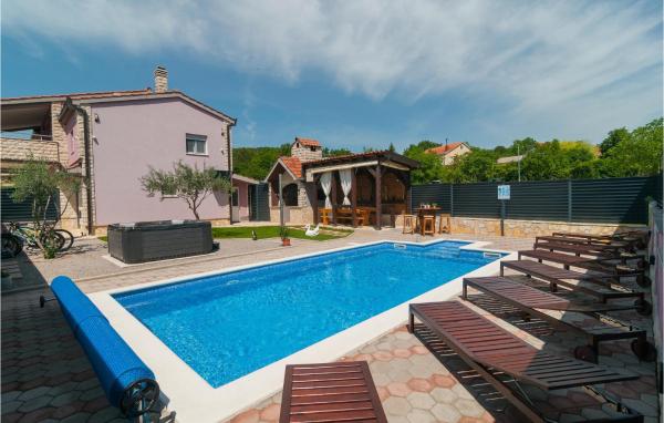 Beautiful Home In Hrvace With Wifi, Buchen Sie Ferienhaus Hotels in Gespanschaft Split-Dalmatien mit Pool, Schwimmbad