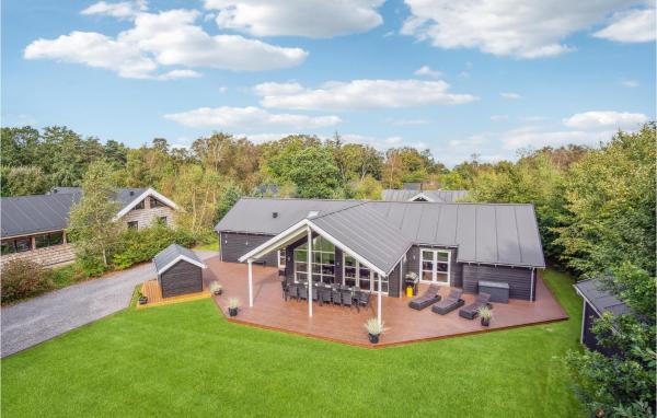 Five-Bedroom Holiday Home In Grenaa, Book Vacation Home Grenå Midtjylland