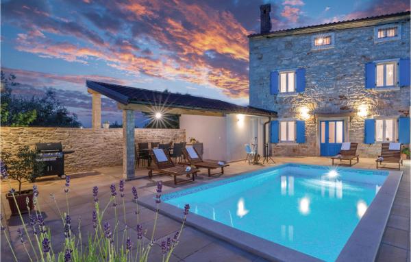 Stunning Home In Peruski With Wifi, Prenota Casa vacanze Hotel a Peruški con parcheggio, Parcheggio