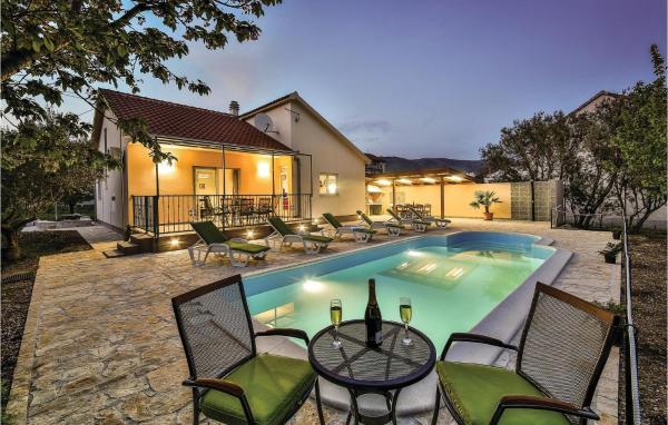 Three-Bedroom Holiday Home In Kastel Stafilic, Book Vacation Home Kastel Stafilic Kaštela