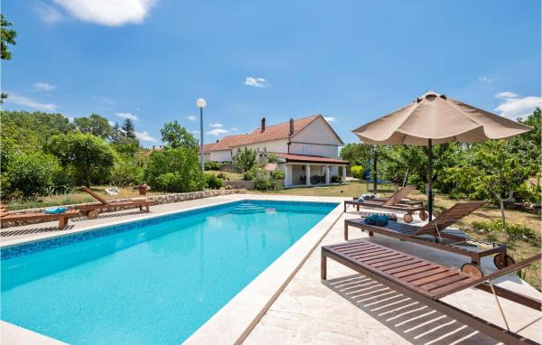 Beautiful Home In Vinjani Gornji With Kitchen, Buchen Sie Ferienhaus Hotels in Gespanschaft Split-Dalmatien mit Parkplatz, Parkplätze