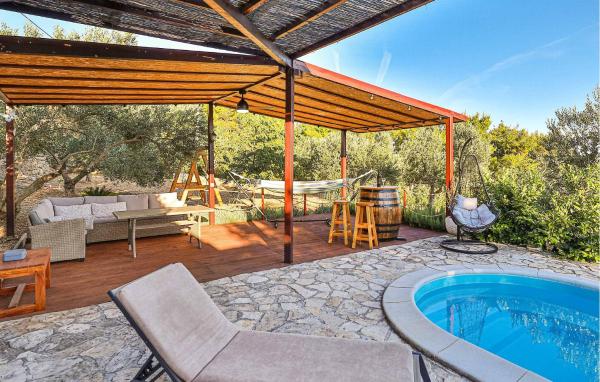 2 Bedroom Stunning Home In Kastel Kambelovac, Buchen Sie Ferienhaus Hotels in Gespanschaft Split-Dalmatien mit Parkplatz, Parkplätze