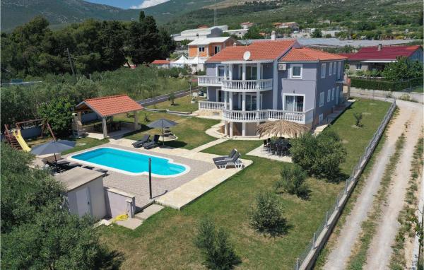 8 Bedroom Lovely Home In Kastel Novi, Buchen Sie Ferienhaus Hotels in Gespanschaft Split-Dalmatien mit Pool, Schwimmbad