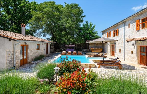 Nice Home In Rezanci With Outdoor Swimming Pool, Reserva ahora Apartamento Hoteles en Istria central con aparcamiento, Aparcamiento