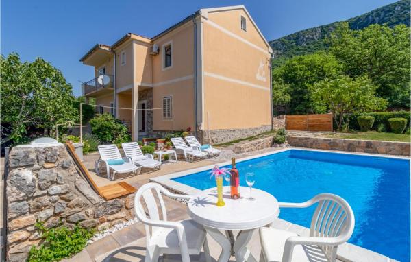 Cozy Home In Grizane With Kitchen, Buchen Sie Ferienhaus Hotels mit Pool in Kvarner-Bucht, Schwimmbad