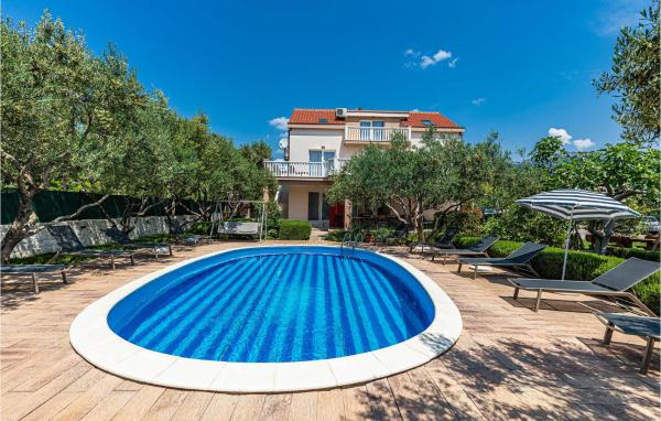 Amazing Home In Kastel Stafilic, Buchen Sie Ferienwohnung Hotels in Gespanschaft Split-Dalmatien mit Pool, Schwimmbad
