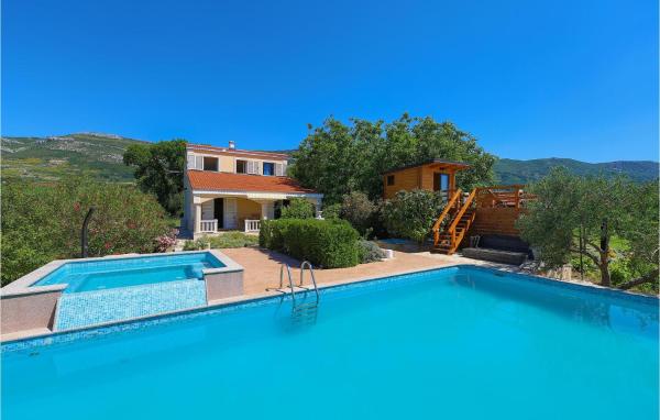 Stunning Home In Kastel Novi With Sauna, Buchen Sie Ferienhaus Hotels in Gespanschaft Split-Dalmatien mit Pool, Schwimmbad