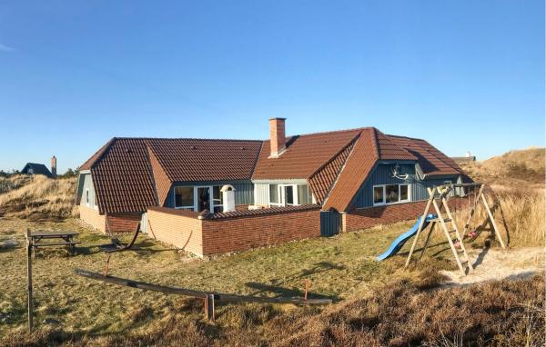 Stunning Home In Hvide Sande With Private Swimming Pool, Can Be Inside Or Outside, Prenota Casa vacanze Hotel a Vestjylland con parcheggio, Parcheggio