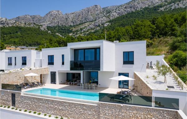 Beautiful Home In Omis With Kitchen, Buchen Sie Ferienhaus Hotels in Gespanschaft Split-Dalmatien mit Pool, Schwimmbad