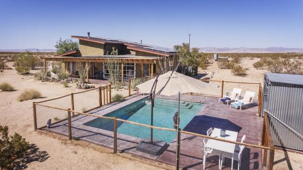 MoonView Modern - Hot tub, BBQ & Private Pool home, Buchen Sie Ferienhaus Hotels in Joshua Tree mit Pool, Schwimmbad