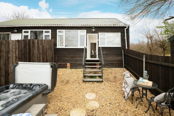 Dreamwood - Woodland Cottage with Private Hot Tub, Buchen Sie Ferienhaus Hotels in Dorset mit Parkplatz, Parkplätze