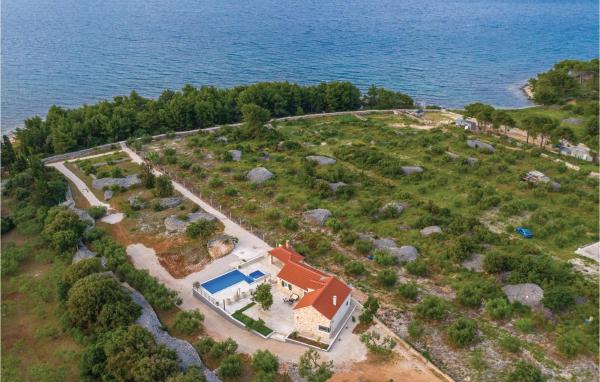Amazing Home In Supetar, Reserva ahora Casa o chalet Hoteles en Croatian Islands con aparcamiento, Aparcamiento