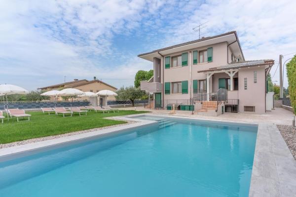 Free Pool and Parking Garda House Apartments, Prenota Appartamento Hotel con piscina a Veneto, Piscina