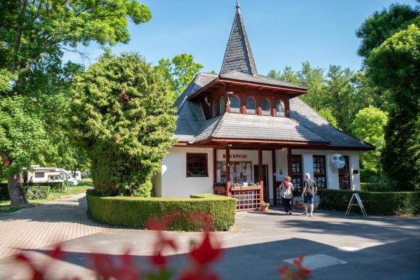 Castrum Camping & Pension, Réserver  Hôtels à Western Transdanubia avec parking, Parking