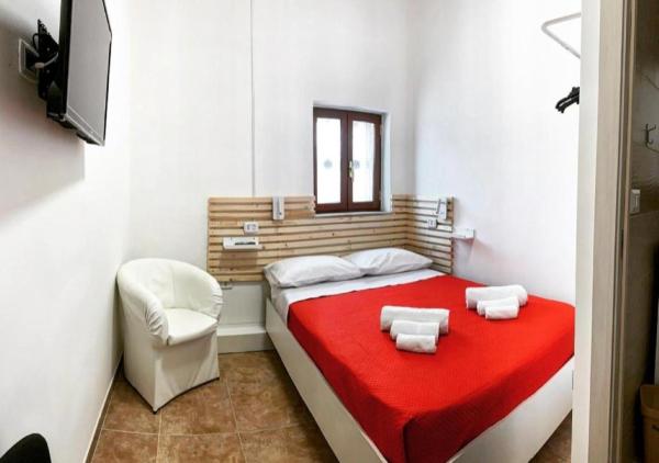 MIRIS home fast and comfortable with self check in 8 minutes walk near Naples airport, Buchen Sie Hotel Neapel Kampanien