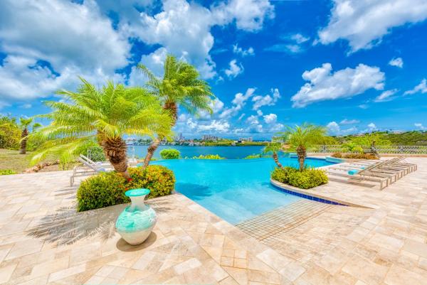 Villa Terre Azure, Buchen Sie Villa Hotels in Les Terres Basses. mit Parkplatz, Parkplätze
