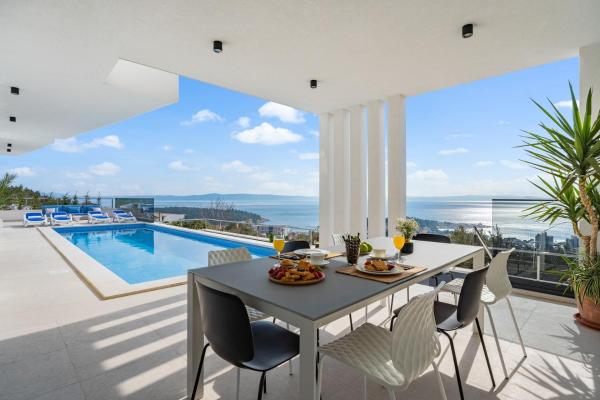 NEW Luxury Villa Sagnia, 4 en-suite bedrooms, sea views, Buchen Sie Villa Hotels in Gespanschaft Split-Dalmatien mit Parkplatz, Parkplätze