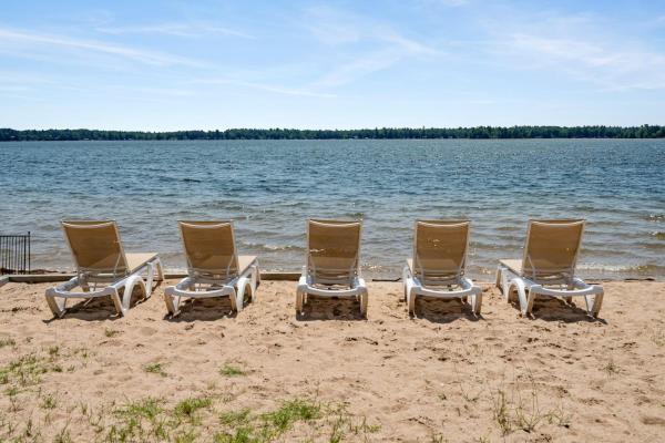 Fife Lake Lodge - Double Queen Room with Lake Access, Buchen Sie  Hotels in Michigan mit Parkplatz, Parkplätze