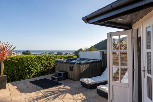 Pendine Sands Edith Villas - a luxury seaside home with beautiful sea views, Buchen Sie Villa Pendine Carmarthenshire