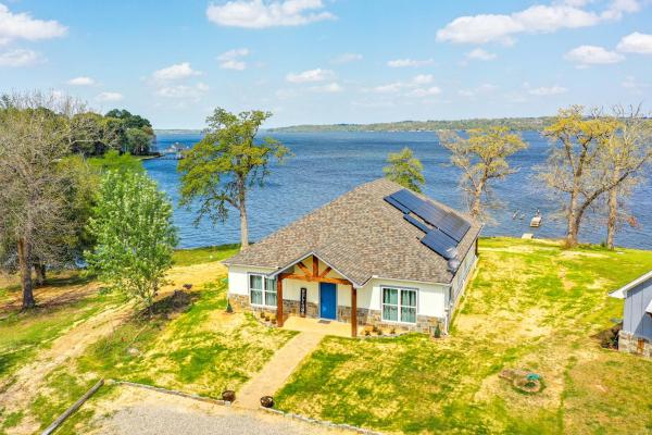 Lake Palestine Vacation Rental - Steps to Water, Buchen Sie Ferienhaus Coffee City Texas
