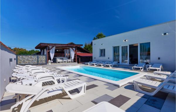 Nice Home In Kapela With Outdoor Swimming Pool, Sauna And 6 Bedrooms, Reserva ahora Casa o chalet Hoteles con piscina en Bjelovar-Bilogora County, Piscina