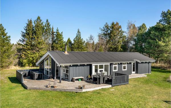 4 Bedroom Beautiful Home In Jerup, Book Vacation Home Vestjylland Hotels with a Parking, Parking