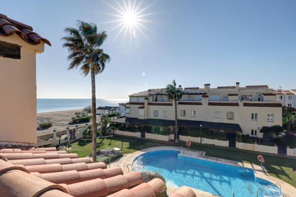 Luxury modern beachfront 3 bed gated community townhouse with pool, sun terrace, sea views close to all amenities, Prenota Casa vacanze Manilva Costa del Sol