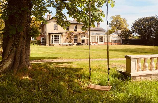Somerleyton Meadows - Somerley House plus Hut & Hot Tub, Buchen Sie Ferienhaus Hotels in Suffolk mit Parkplatz, Parkplätze