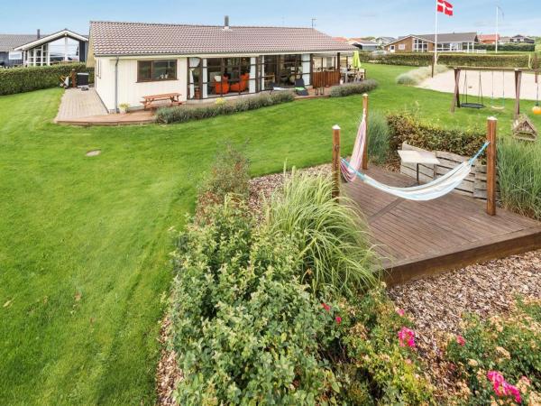 Holiday Home Mervi - 300m to the inlet by Interhome, Prenota Casa vacanze Hotel a Vestjylland con parcheggio, Parcheggio