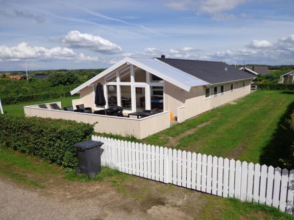 Holiday Home Dunya - 400m from the sea by Interhome, Prenota Casa vacanze Hotel a Assens con parcheggio, Parcheggio